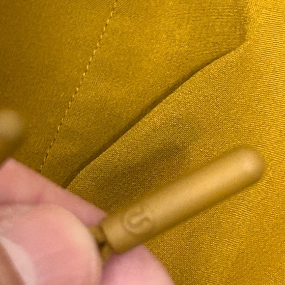 Lululemon T.H.E. Linerless Short 9" in Gold Spice, size Medium - Picture 9 of 9